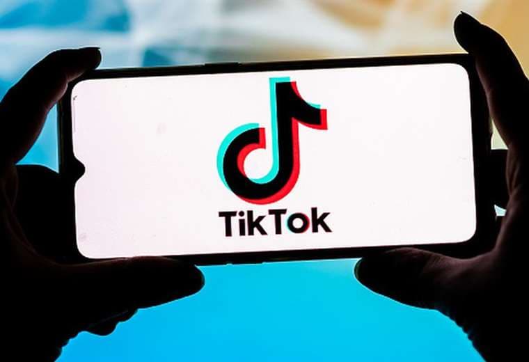 TikTok: rescatan a menor desaparecida tras usar gesto viral de auxilio