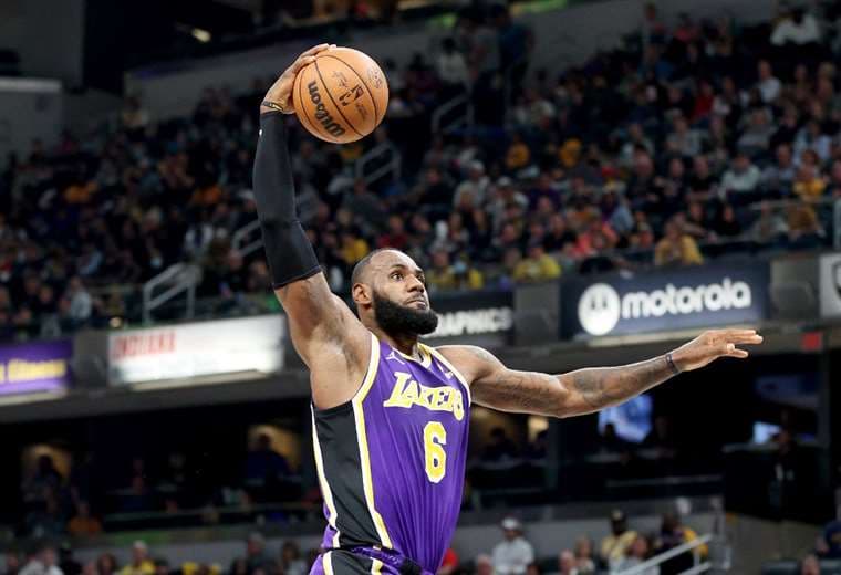 LeBron James explota con 56 puntos para salvar a los Lakers ante Warriors