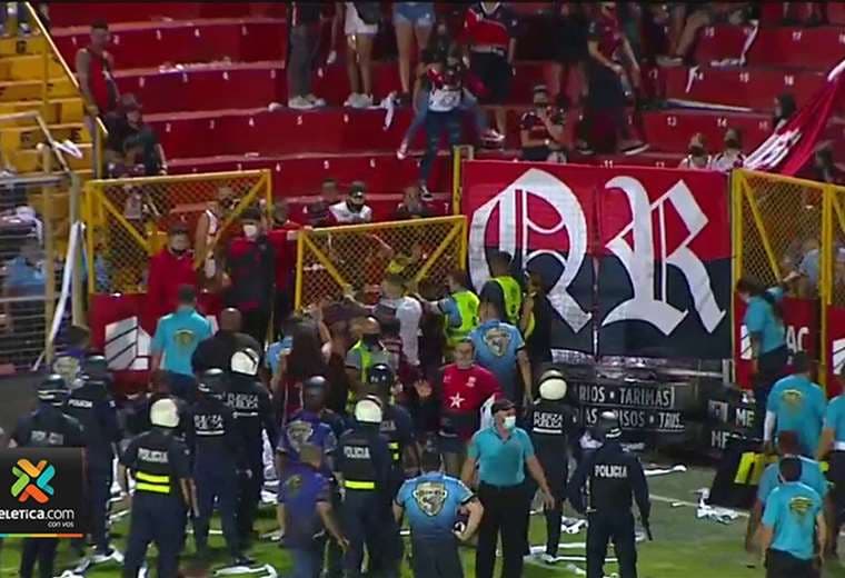 Alajuelense guarda silencio tras enfrentamiento entre afición y jugadores