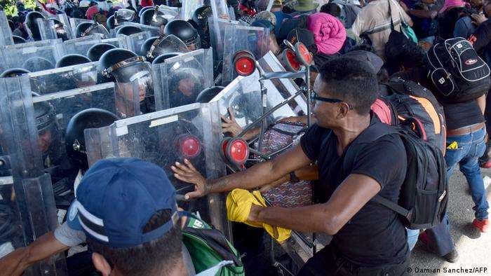 Tras choques con la Policía, caravana migrante entra a Ciudad de México y exige salvoconducto