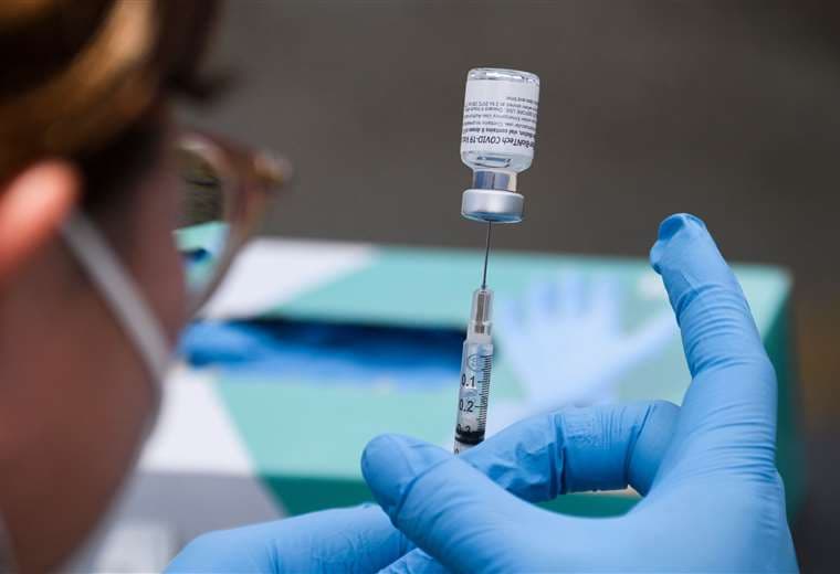 Farmacias y clínicas privadas aplicarán vacuna bivalente contra COVID-19