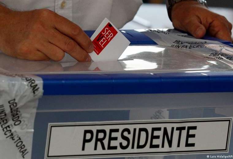 Los dos candidatos en Chile emitieron ya su voto en la elección más reñida