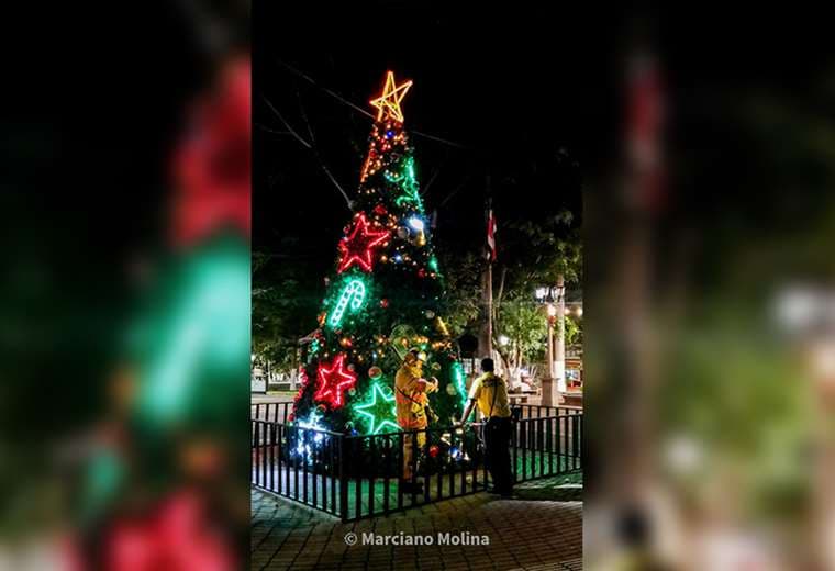 Fuego se adelantó a la inauguración del árbol de Navidad del parque de Orotina
