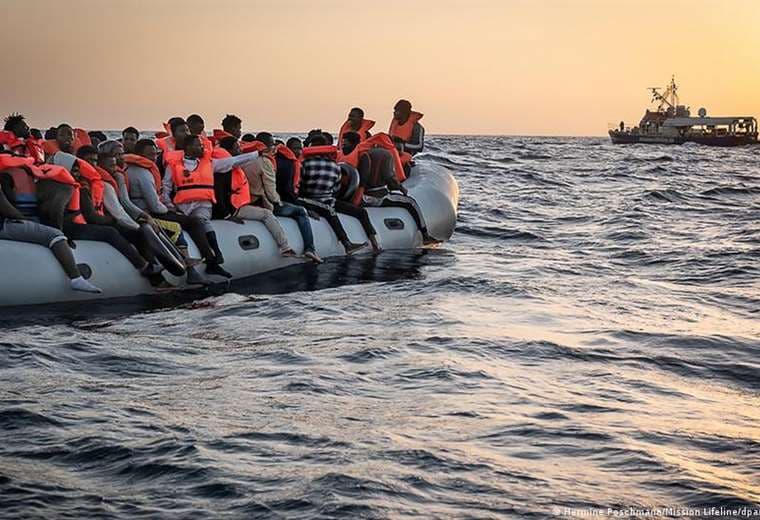 Tres barcos de ONG con 382 migrantes esperan autorización para atracar