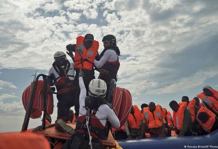 Barcos con 399 migrantes esperan puerto en el Mediterráneo