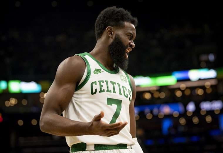Jaylen Brown frena a los Cavaliers en triunfo de los Celtics en la NBA