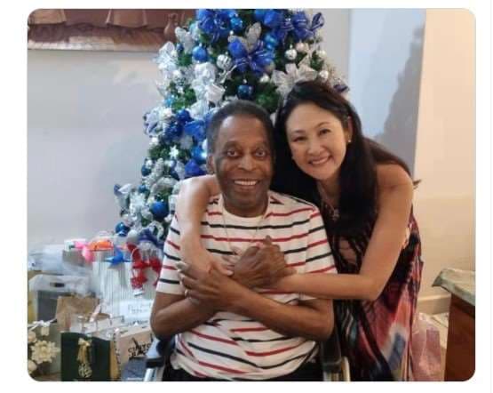 Pelé celebra la Navidad sonriente y en familia tras el alta médica
