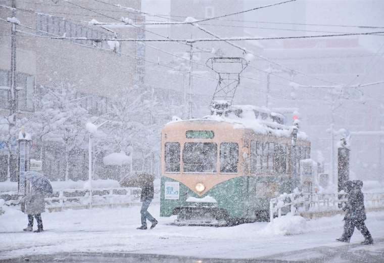 Fuerte nevada provoca caos en el transporte en Japón