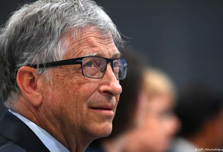 Bill Gates cancela vacaciones por ómicron, cree que la pandemia terminará en 2022
