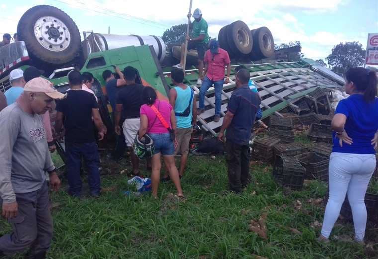 Camión agrícola vuelca, deja un muerto y tres heridos de gravedad