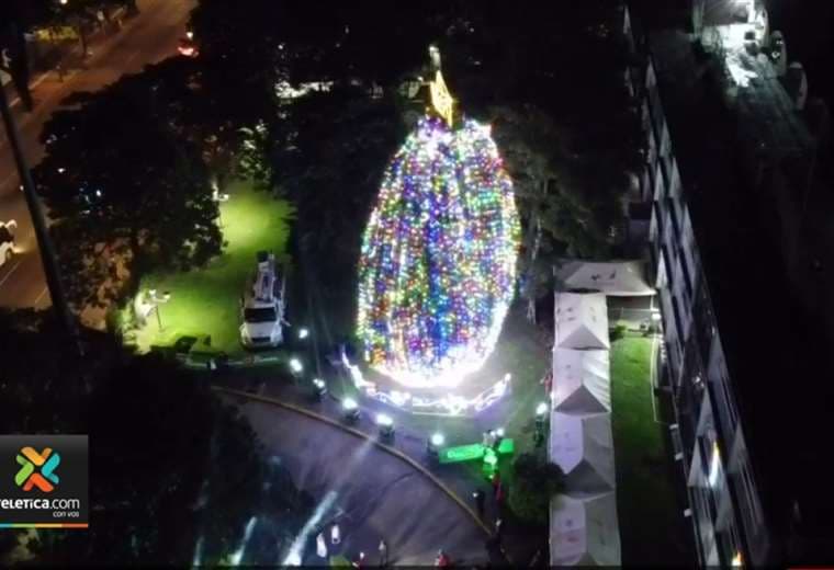 Hospital de Niños inaugura la Navidad con la iluminación de su tradicional árbol