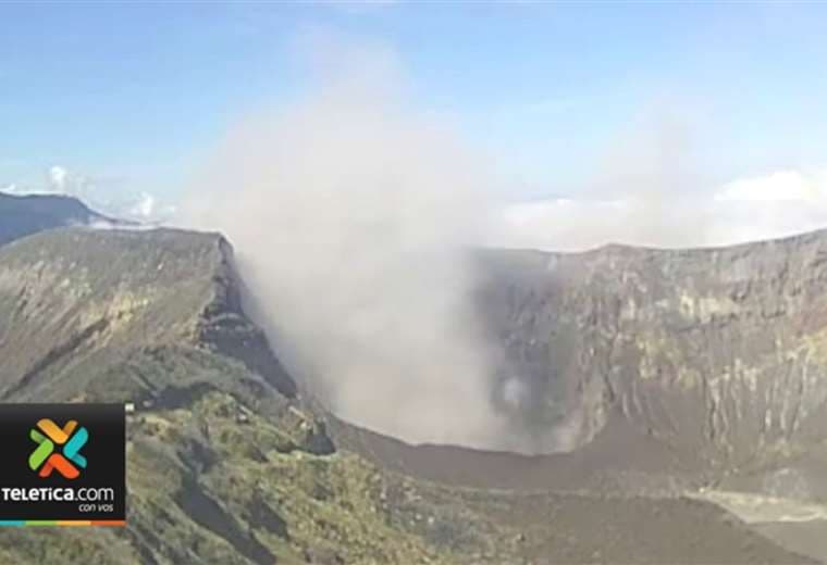 Incremento de actividad en Volcán Turrialba obligó a cerrar parque nacional