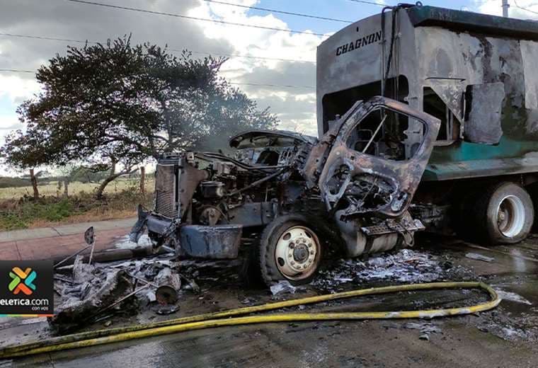 Video: carro recolector de basura fue devorado por las llamas en Bagaces