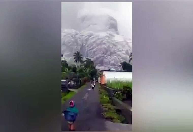 Miles de personas huyen ante erupción del volcán Semeru en Indonesia