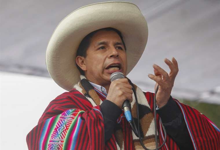 Presidente de Perú evita juicio político de destitución