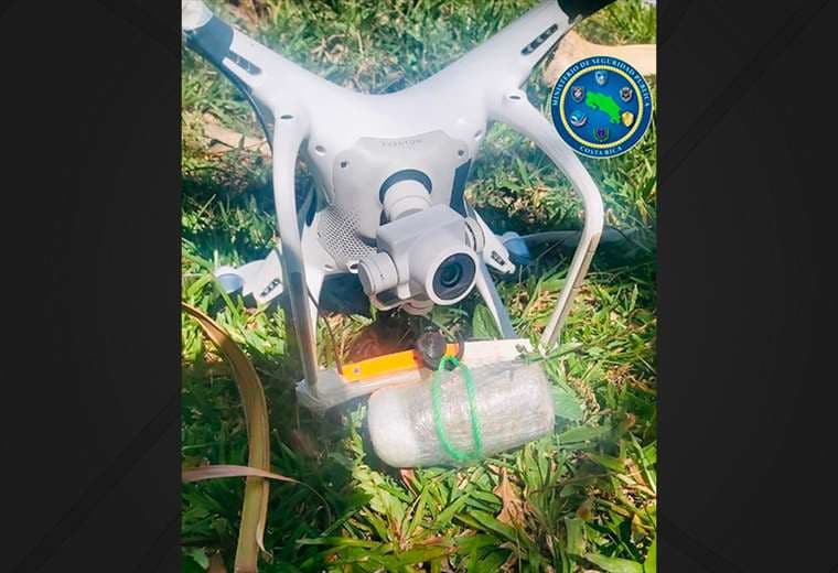 Policía captura dron que llevaba bolsas de marihuana y cocaína