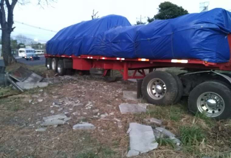 Video: camión se queda sin frenos y derrumba tapia en Zona Franca El Coyol