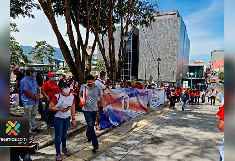 Universitarios se manifiestan frente a la Asamblea Legislativa