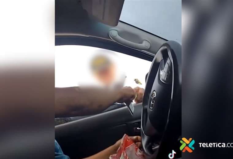 Video capta a un aparente oficial de tránsito recibiendo dinero de un conductor