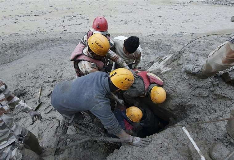 Cerca de 200 desaparecidos en India tras la caída de trozo de glaciar en un río