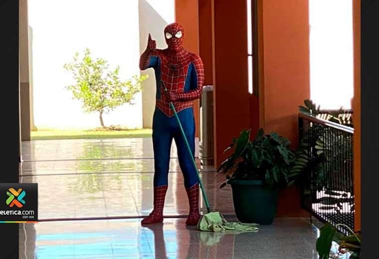 Hombre Araña y otros superhéroes recibieron a niños en escuela alajuelense