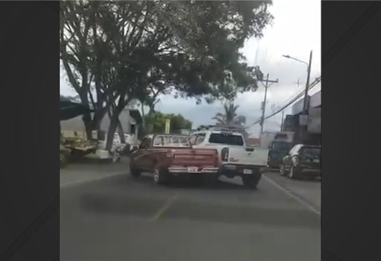 Video: conductores iban "chocando", pleito terminó con un apuñalado