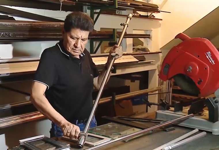 Don Marcelo crea muebles para plantillas de gas y puertas de vidrio