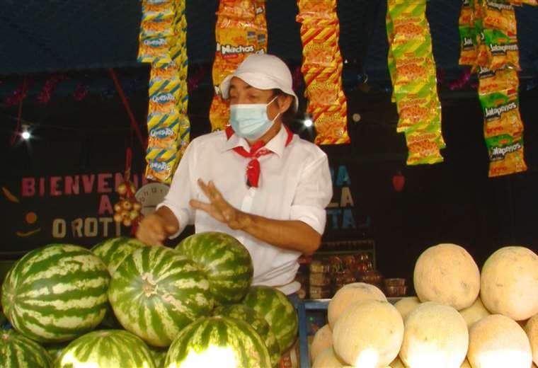 Juan Vainas ayuda a impulsar locales de frutas en Orotina