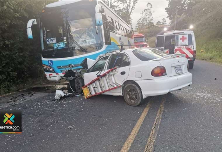 Conductor muere tras violenta colisión entre carro y autobús