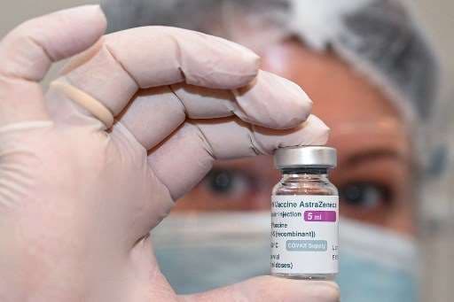 Francia recomienda reservar vacuna AstraZeneca para mayores de 55 años