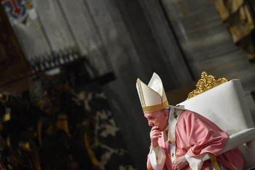 Papa Francisco pide a nuevos sacerdotes evitar la vanidad y el dinero