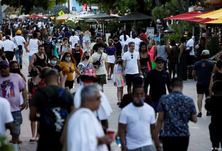 Miami Beach impone toque de queda por multitudes en spring break