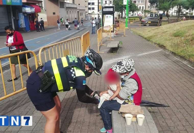 Oficiales municipales rescatan a madre e hija en condición de calle