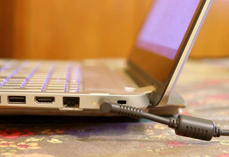 ¿Es mejor tener la laptop conectada todo el tiempo o usar la batería?