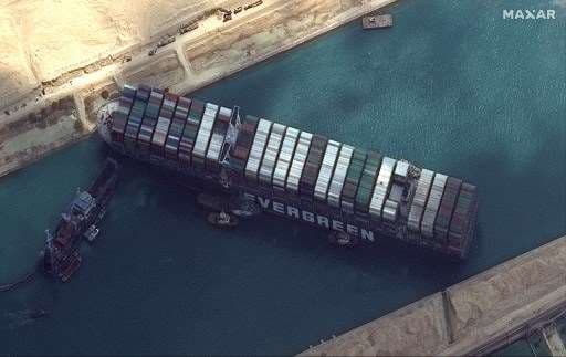 Canal de Suez podría quedar libre la semana que viene