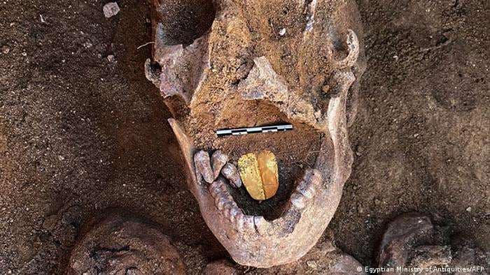 Descubren  en Egipto misteriosas momias con lenguas doradas