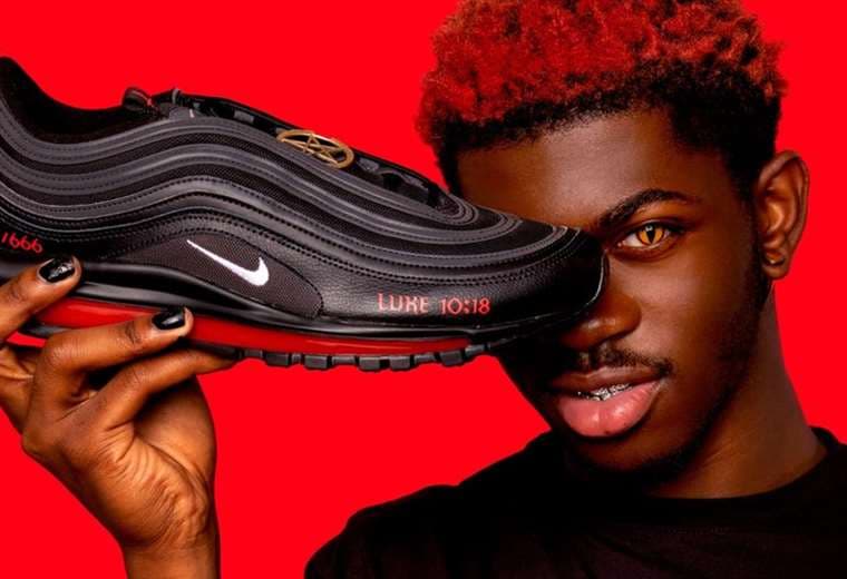 Nike demanda a rapero Lil Nas X por crear las "tenis con sangre humana"
