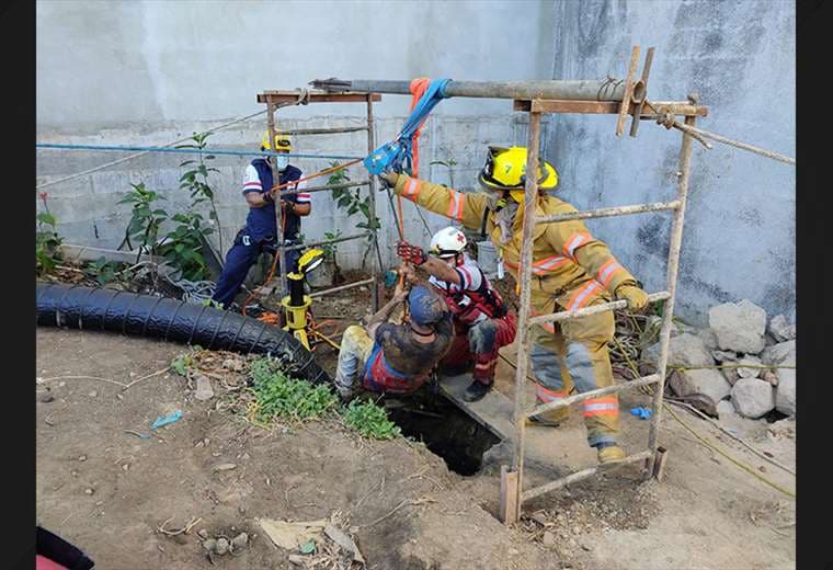 Dos hombres caen a pozo de 28 metros en Barrio México
