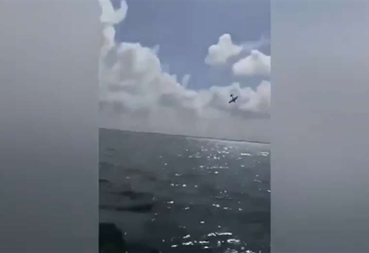 Video: Avioneta se desploma en laguna de Cancún