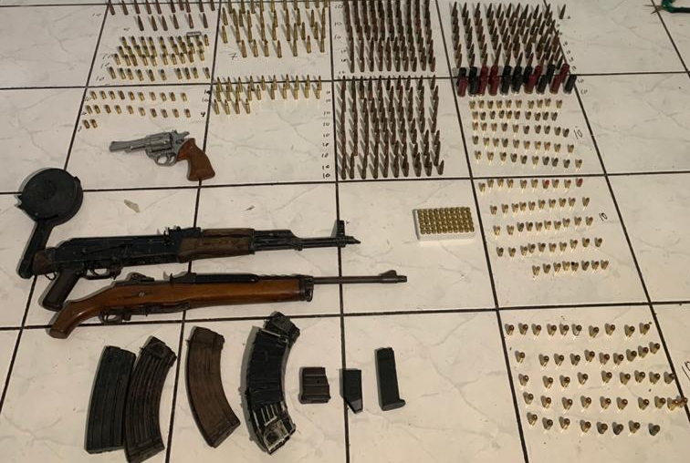 Desarticulan presunta banda narco y decomisan arsenal de armas