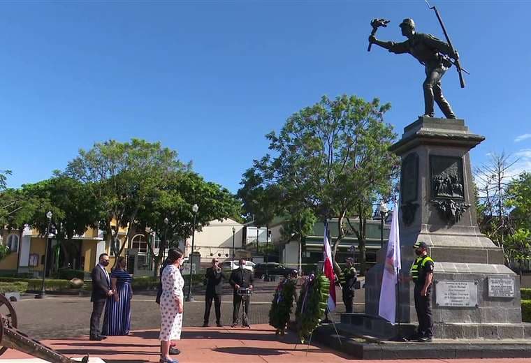 Presidente Alvarado rinde homenaje a Juan Santamaría durante sencilla ceremonia