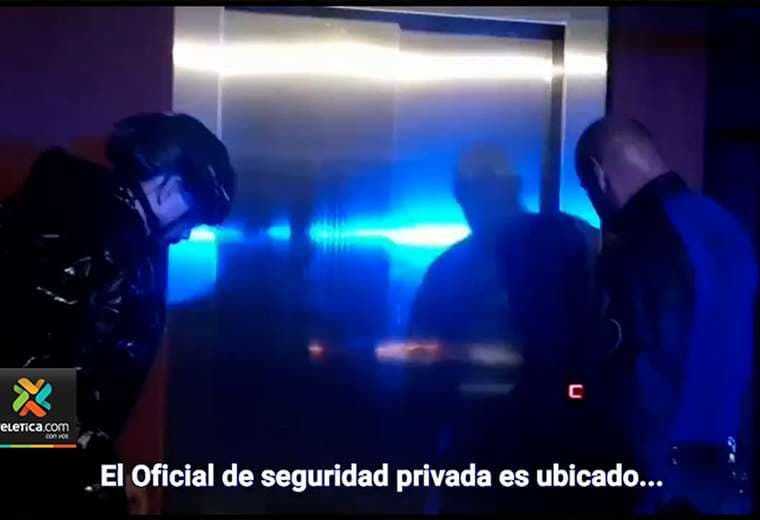 Video: hombre quedó atrapado por 4 horas en ascensor en Escazú