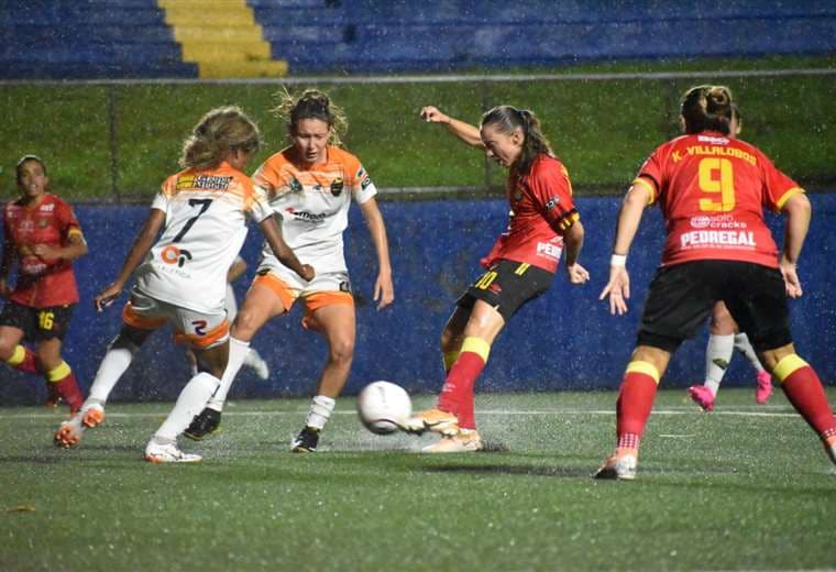Herediano lídera fútbol femenino gracias al triunfo de la Liga en clásico