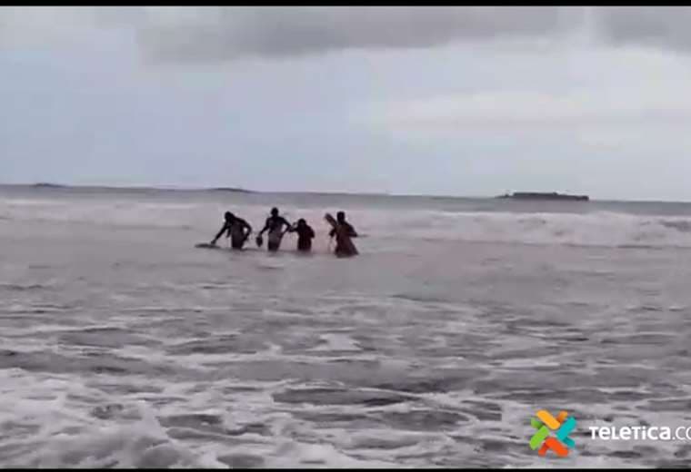 Salvavidas rescatan a mujer arrastrada por la corriente en Playa ventanas