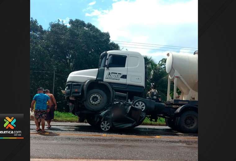Video: camión no frena, aplasta carro y lo deja como "una bola de metal"