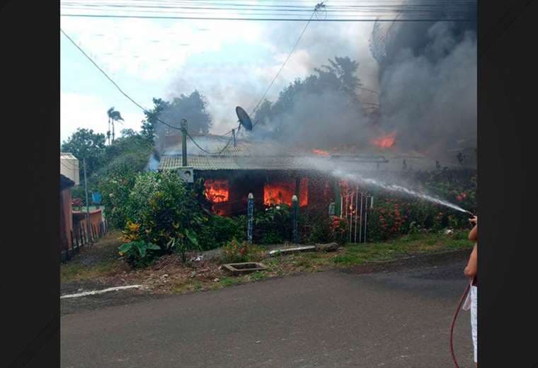 Vecinos piden ayuda para adultos mayores que perdieron su casa en incendio