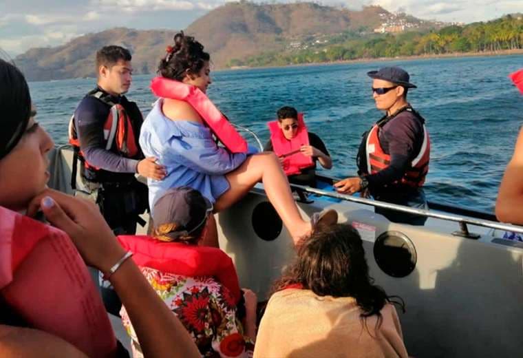 Guardacostas auxilian a 70 tripulantes de catamarán en Playas del Coco