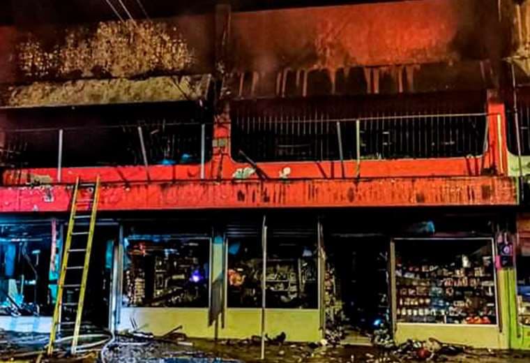 Falla eléctrica provocó incendio que destruyó cinco locales en Turrialba
