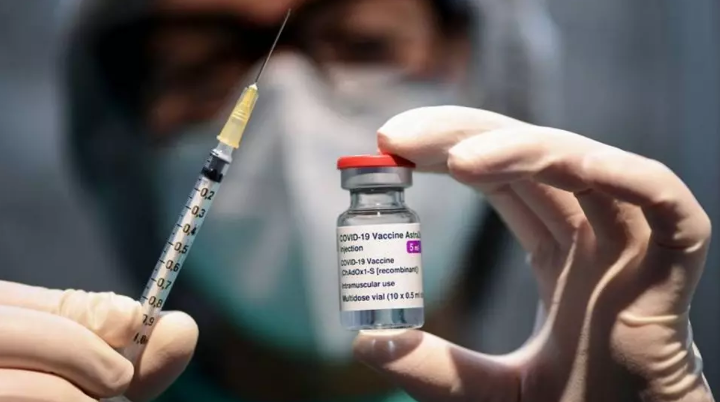 Oxford frena pruebas en niños de su vacuna desarrollada con AstraZeneca