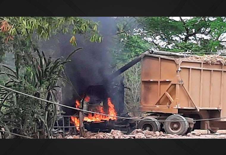 Camión cargado de caña choca y prende fuego en Guanacaste